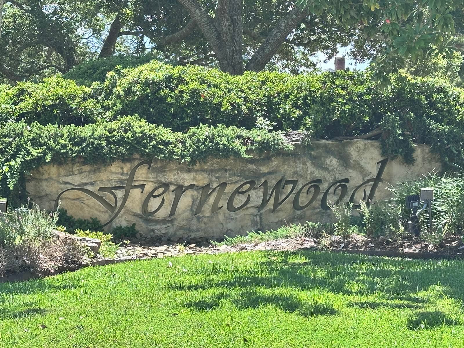 Fernewood neighborhood entrance sign